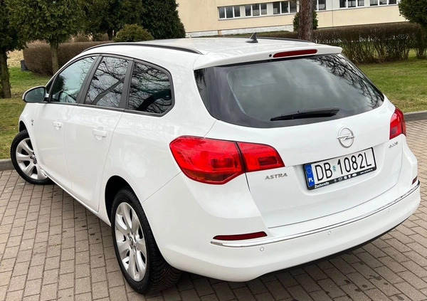 Opel Astra cena 22599 przebieg: 186000, rok produkcji 2012 z Wałbrzych małe 407